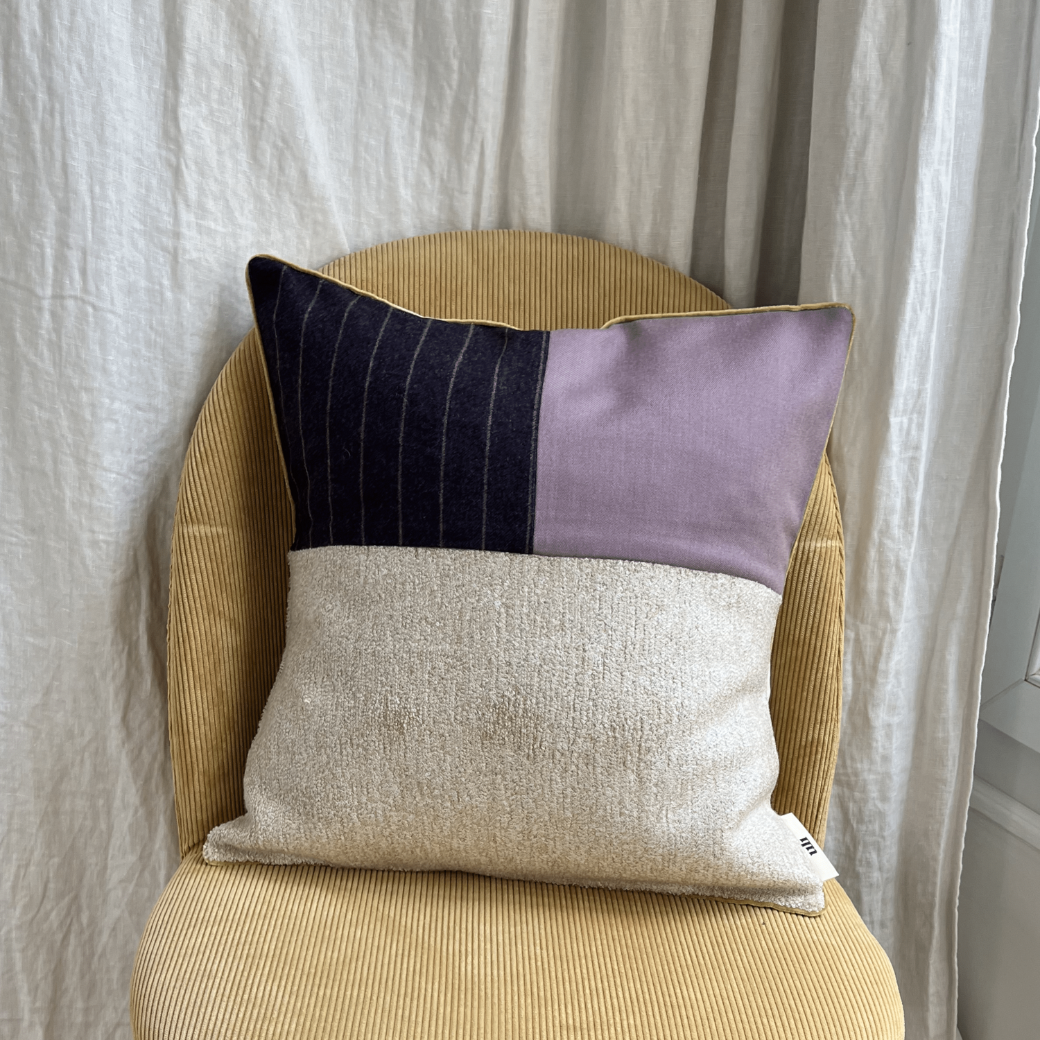 Franck coussin carré nuances de violet et beige texturé